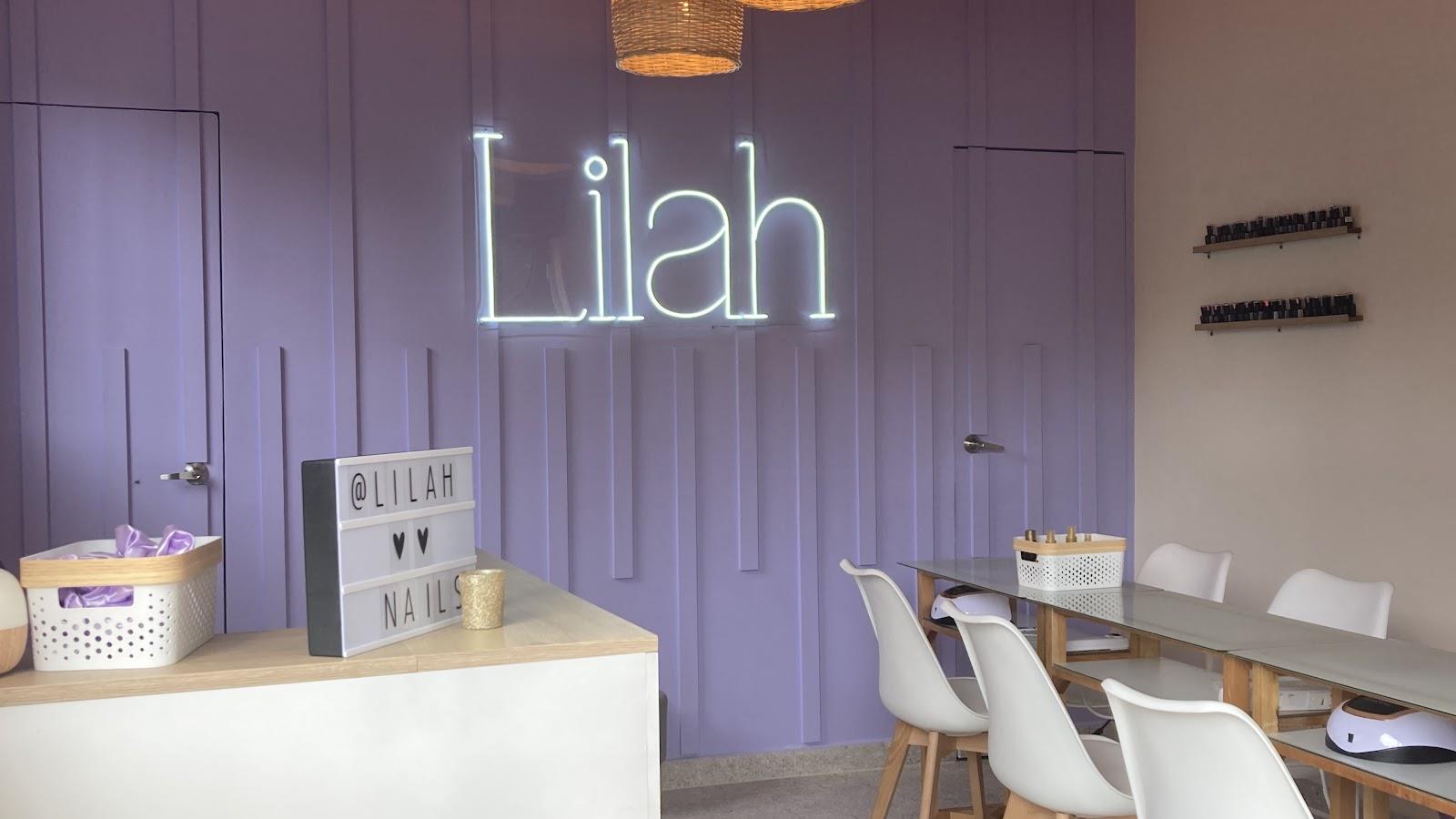 Recepción de Lilah con el neón encendido sobre la pared de listones
