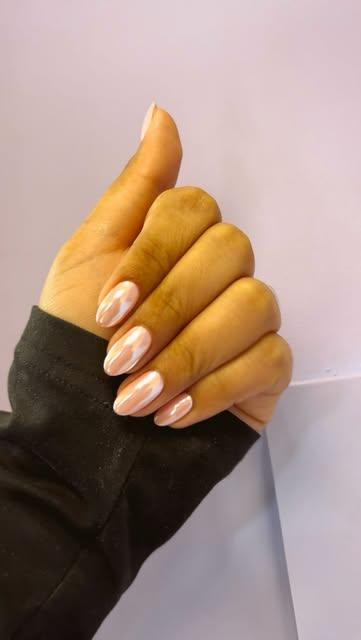 Uñas con efecto de brillo suave