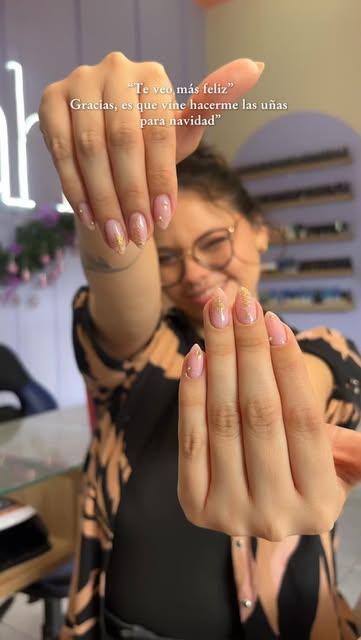 Clienta feliz mostrando sus uñas