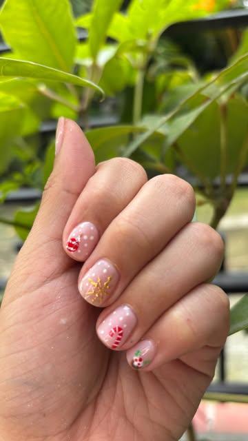 Diseño navideño con flores rojas