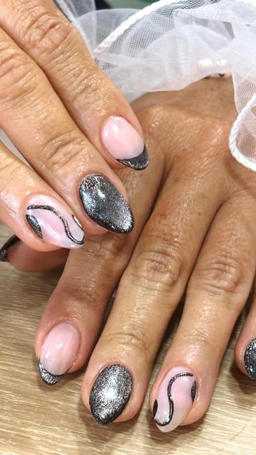 Uñas semipermanentes plateadas